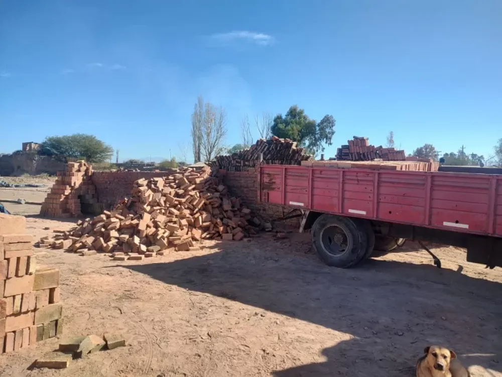 Un hombre resultó herido al caerle una pila de ladrillos mientras cargaban un camión