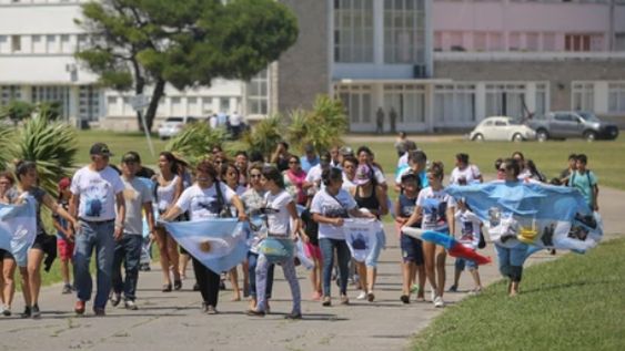 Aguad les dijo a los familiares de los tripulantes que seguirán buscando el ARA San Juan