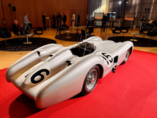 La Flecha de Plata vuelve a rodar en el deporte argentino con Colapinto al volante. La Flecha de Plata vuelve a rodar en el deporte argentino con Colapinto al volante.