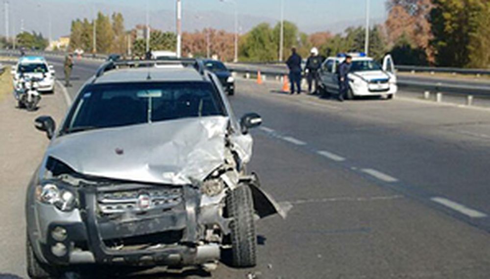 Chocaron a un patrullero que se paró en plena Circunvalación para ayudar a una señora