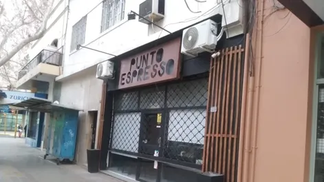 [VIDEO] Aprovecharon un descuido y robaron en un café, a 80 metros de la Plaza 25