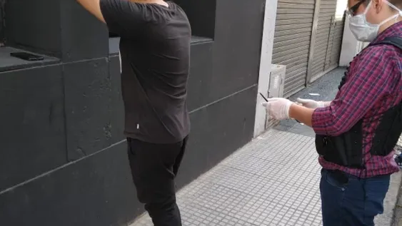 Violó la cuarentena para “cazar” pokemones y lo apresaron