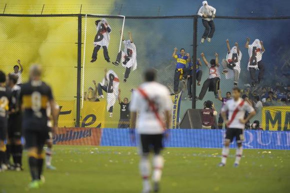 Hinchas de Boca obligaron a detener el partido por unos minutos
