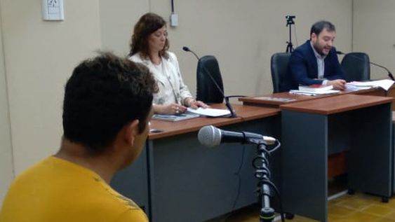 Corrompió a un menor mostrándole pornografía