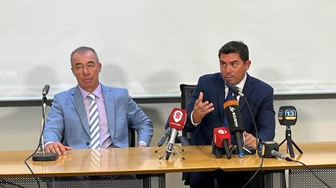 Vicegobernador Fabián Martín junto al gobernador Marcelo Orrego, quien respondió preguntas de la prensa.
