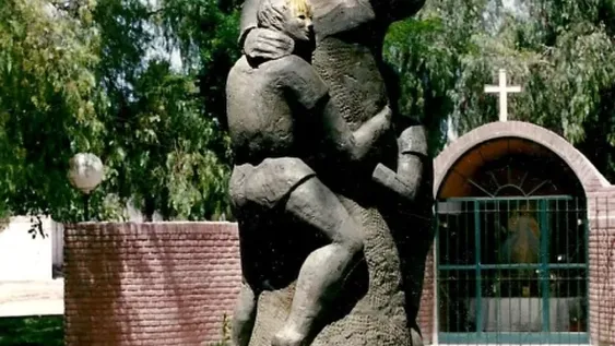 Escultura de conocida artista lleva un año destruida y recién sale a la luz