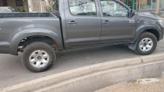 Entraron por un terreno abandonado, golpearon a un anciano y le robaron una camioneta