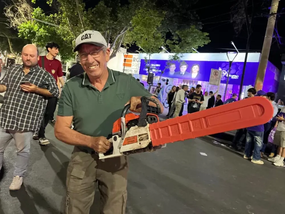 Gritos de alegría y hasta el festejo con una motosierra: lo que se vivió en el bunker sanjuanino de LLA