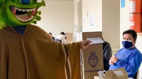Insólito: votó vestido como el ‘bicho jujeño’