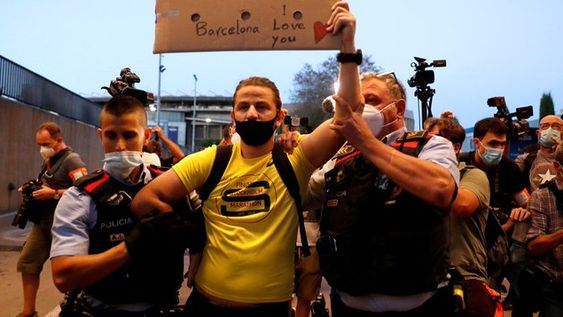 Serios incidentes en la protesta de hinchas del Barcelona en las puertas del Camp Nou