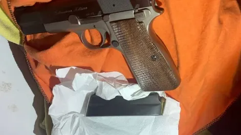 Detuvieron a un hombre al que le encontraron un arma de fuego con la que había amenazado a su pareja