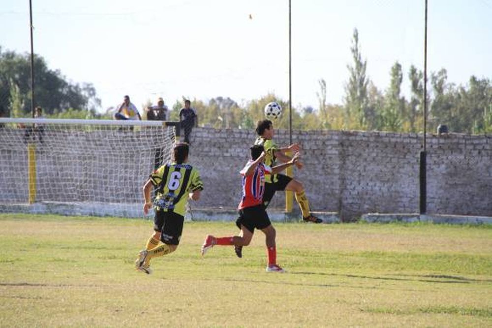 Atenas venció a Peñarol y de paso celebró el ascenso