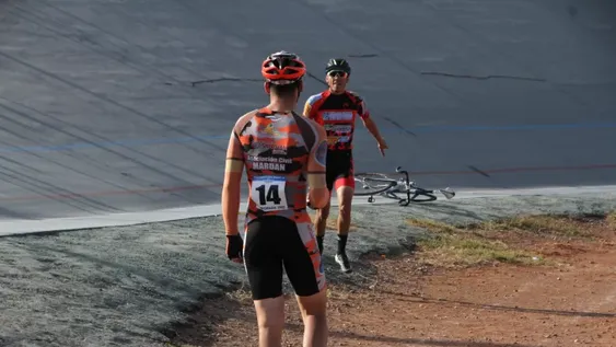 La secuencia de fotos de una atípica pelea en el ciclismo sanjuanino