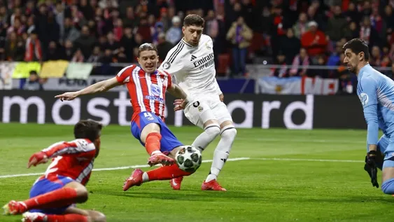 GALLHAGER convirte luego de un centro de De Paul y un taco de Julían. Iban 26 segundos y el Atlético igualó la serie.