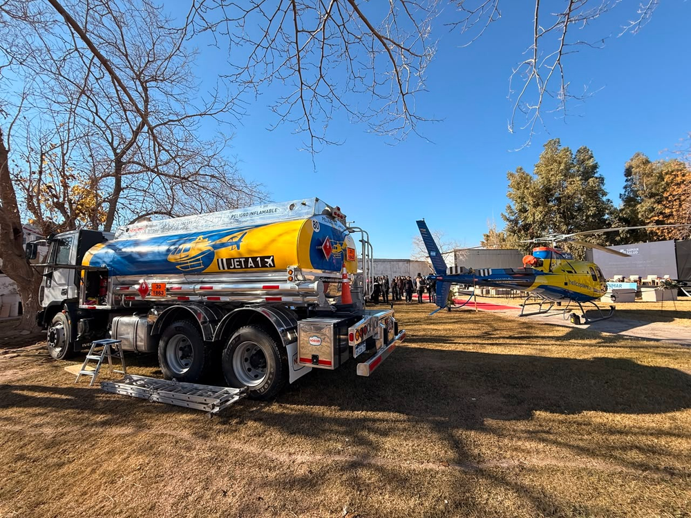 También se presentó el camión proveedor de combustible que acompaña a la aeronave.