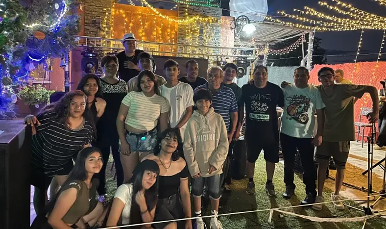 Espíritu navideño. Toda la familia y el barrio se congrega para celebrar el inicio de la Navidad.