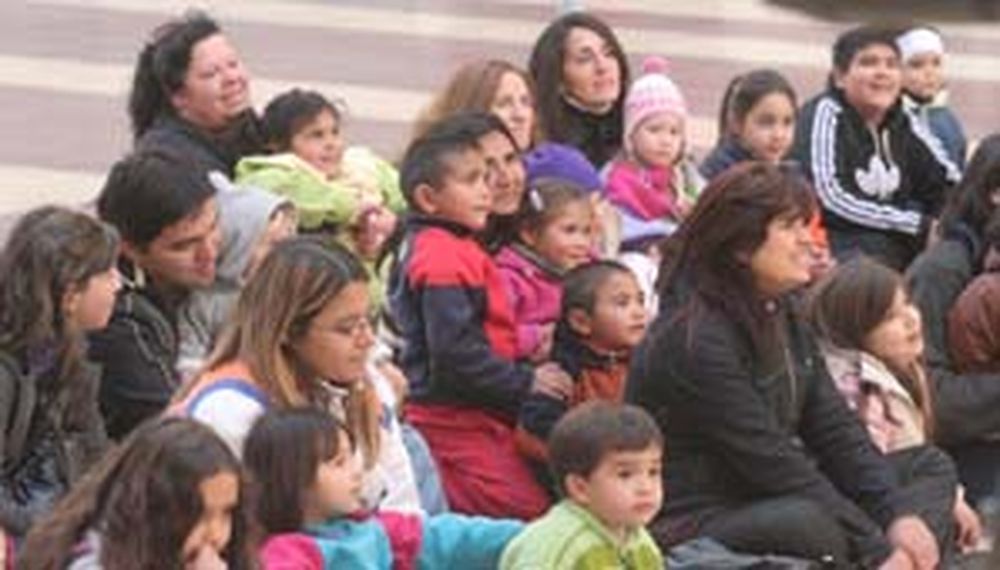 Tarde de títeres y juegos para niños en la plaza seca