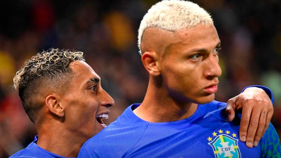 Lamentable: le arrojaron una banana a Richarlison mientras festejaba un gol de Brasil