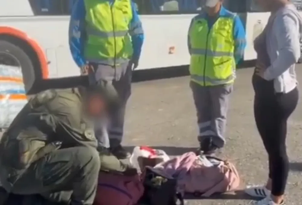 [VIDEO] Detuvieron en San Juan a una mujer que llevaba tres ladrillos de cocaína en su cartera