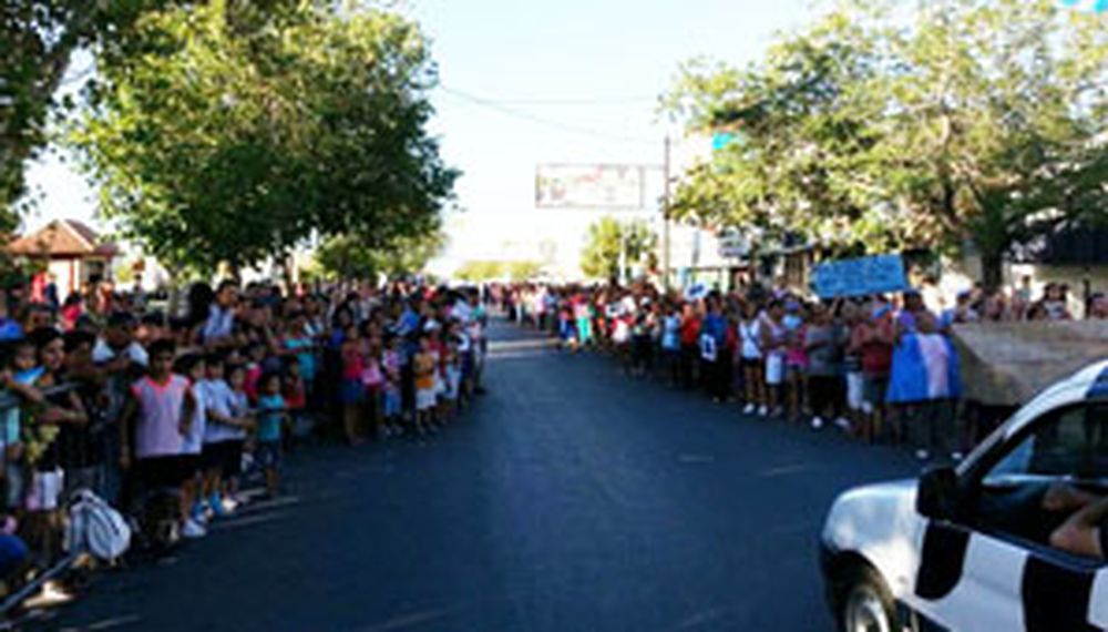 En Rawson, la plaza fue el lugar elegido para recibir al gobernador