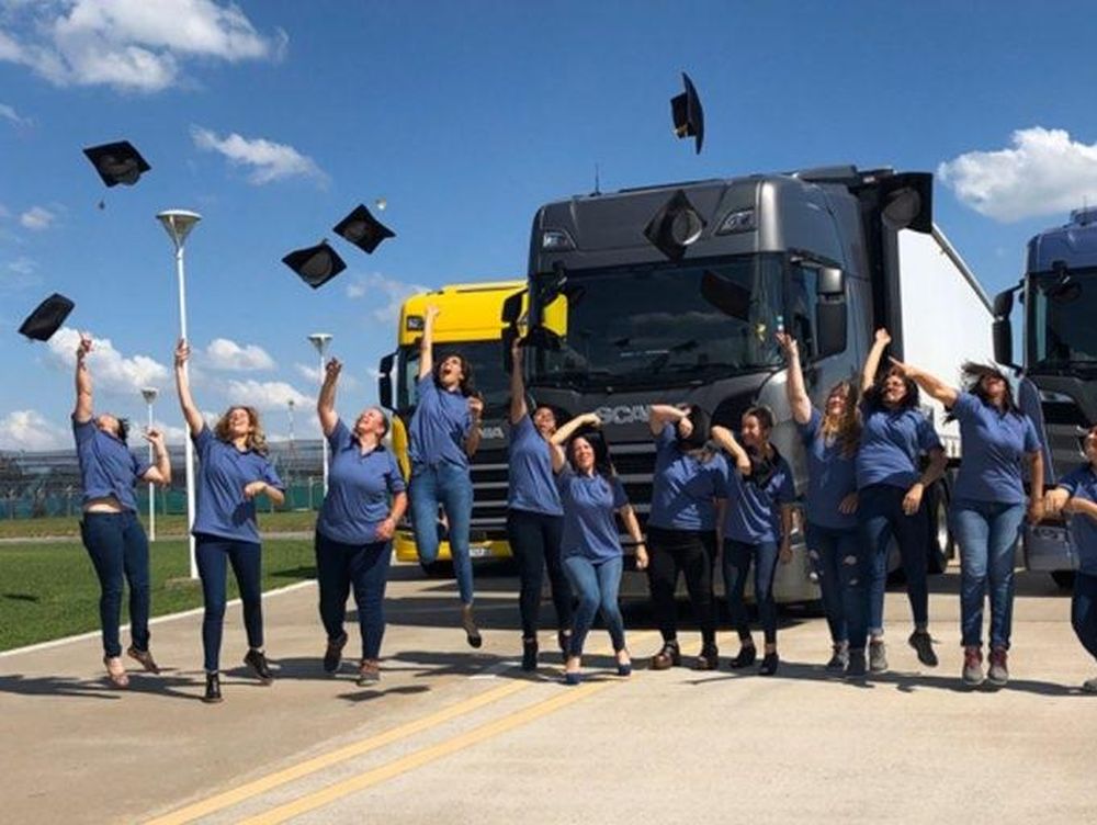 Crece la demanda de cursos de choferes mujeres en el país