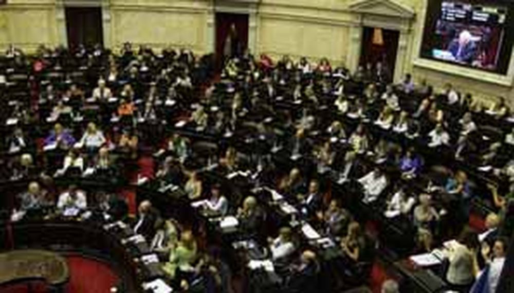 El kirchnerismo logró quórum para tratar un centenar de leyes