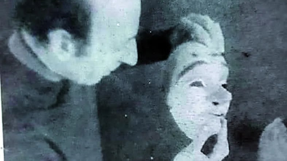 Carmina Burana. La primera versión coreográfica que hubo en San Juan fue la de Juan Carlos Abraham, en la fotografía, observando una de las características máscaras de la obra, realizadas por Rufino Palomas.&nbsp;