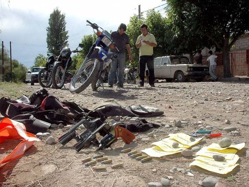 Balean a un policía para robar $25.000, pero caen