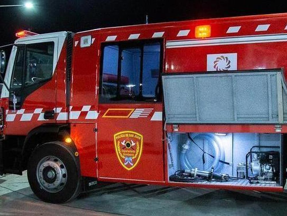 Devastador incendio en Caucete: el fuego afectó un gimnasio, arrasó con un taller y seis vehículos