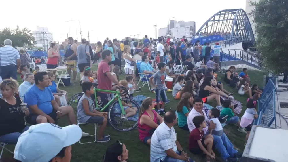 Cientos de personas en la presentación de los equipos en la Plaza del Bicentenario