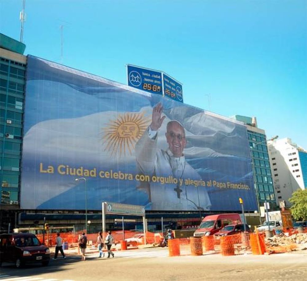 Desplegaron una gigantografía del Papa frente al Obelisco