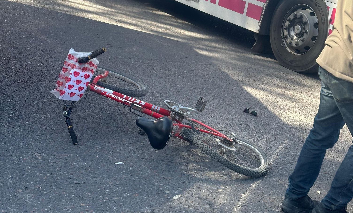 Grave choque entre un colectivo de la RedTulum y una ciclista en Marquesado: la víctima presenta muerte cerebral