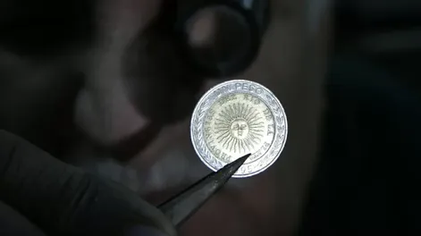 Advierten que “no tienen valor” las monedas de un $1 con error