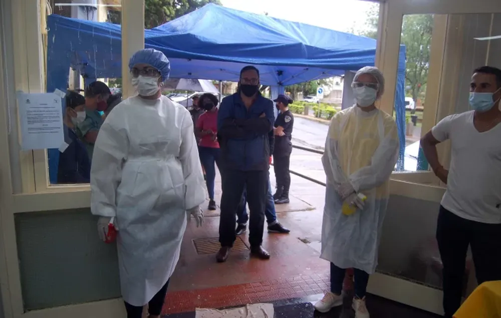 Marcha atrás con el plan de aplicar una sola dosis y viajan a traer más vacunas