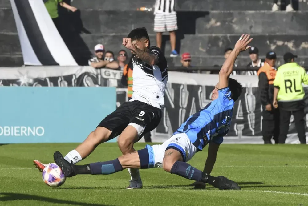 Morón se quedó con el clásico ante Chicago