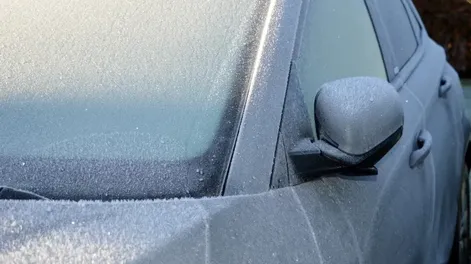 Trucos caseros para quitar la escarcha del parabrisas del auto en segundos.