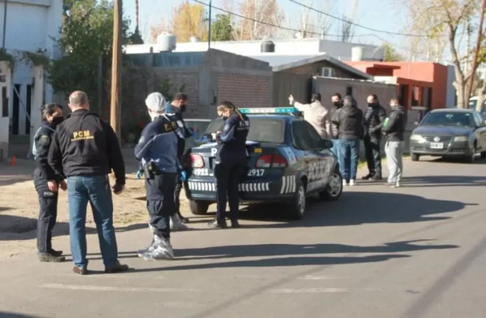 Una anciana lucha por su vida luego de ser asaltada y violada por dos delincuentes