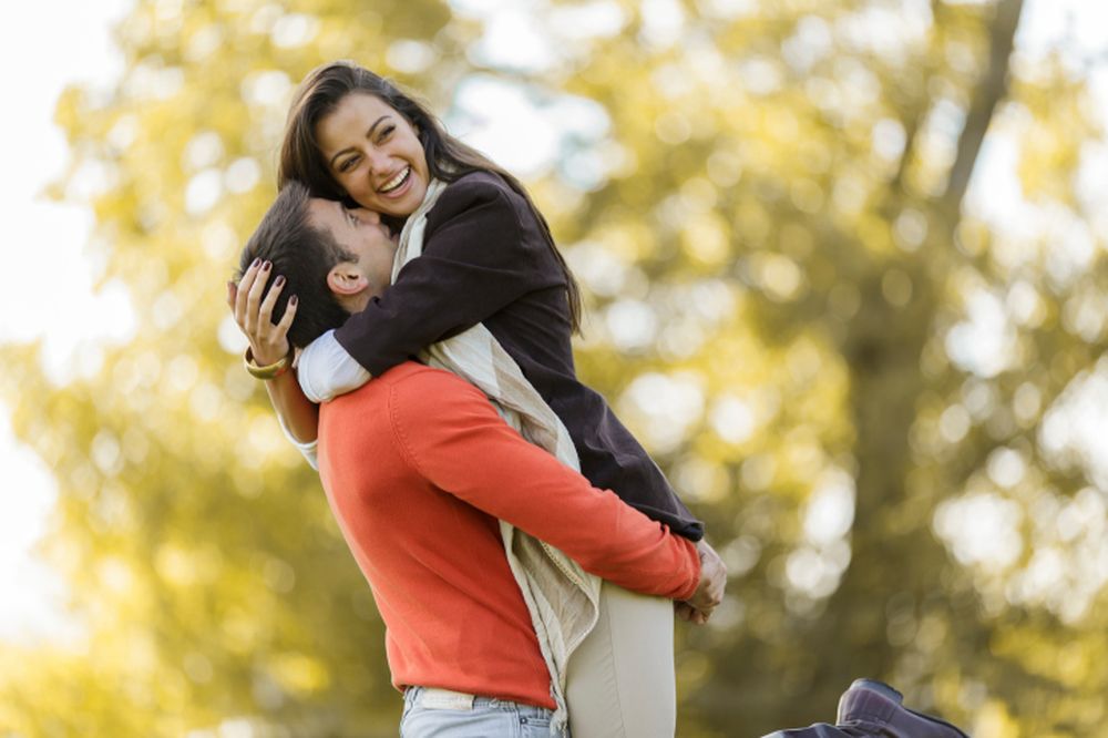 La inesperada pareja zodiacal que rompe todas las reglas y comparte una conexión única.