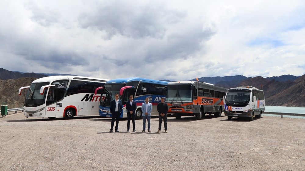 UTE en pleno. Con los micros de cada empresa en el fondo, se encuentran los empresarios Diego Ruiz (Mitre Bus), Gianni Badaloni (Andesmar), Mario Sosa ( Sotur) y Rubén Romero (Cominsa).