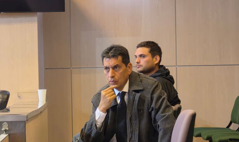 De la Fuente llega al juicio en prisión, junto con el otro acusado.