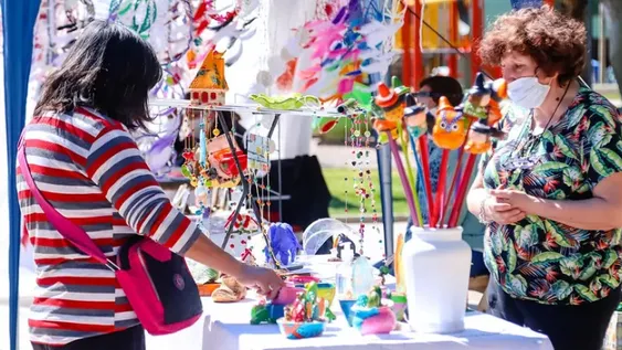 La Plaza Laprida volvió a recibir a los artesanos