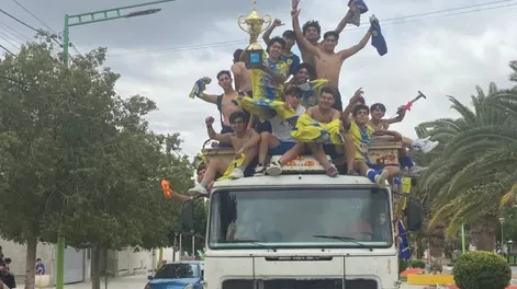 Delirio. Angaco vivió una fiesta con la consagración del Sub 17 en el Regional con caravana a la antigua.