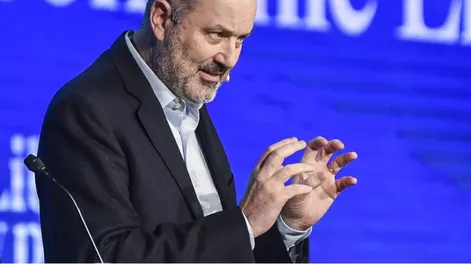 DESPIDOS SIN CAUSA. Sturzenegger anunció que los empresarios podrán echar empleados como y cuando se les ocurra. Esta semana se reglamentará la reforma laboral.