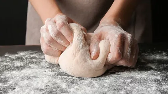 Se filmaba haciendo pan casero y un terrible error la dejó con la cara llena de harina