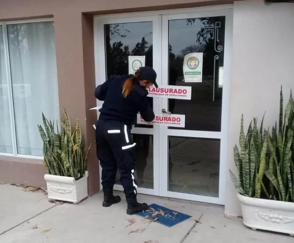 Multan a funcionario que fue a un cumpleaños y se contagió coronavirus