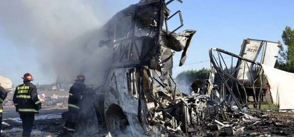 Mendoza: al menos 17 muertos en un choque frontal