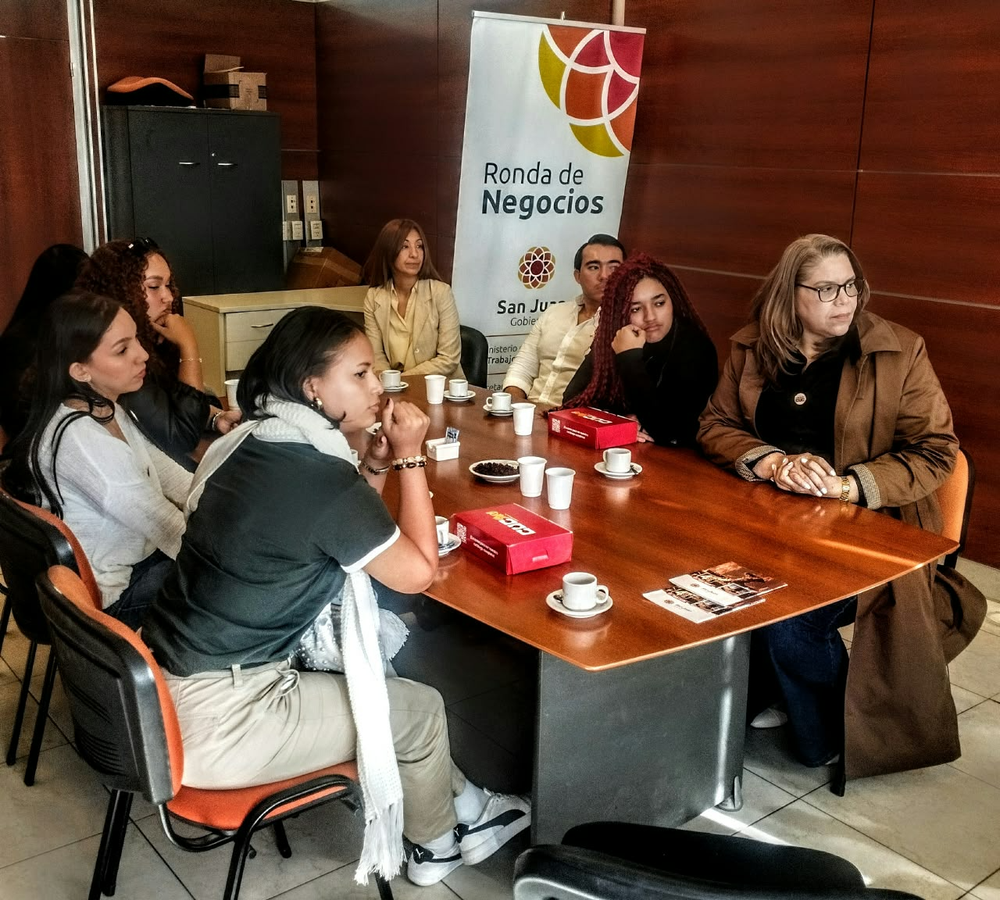 La reunión de trabajo, realizada el 6 de octubre, reunió a estudiantes y docentes de la Universidad de la Costa con autoridades de Comercio Exterior y la ASJDI.