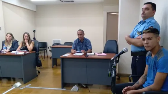 LUCIANO GABRIEL  MARTÍNEZ (derecha) admitió los ataques a su expareja y a los hijos de ella. Le dieron 4 años.