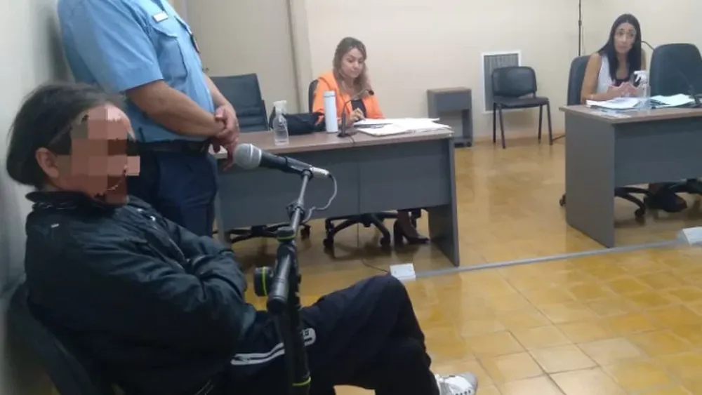 EL PINTOR  sospechado (izquierda), dijo que su pareja sufrió una crisis, se autolastimó y lo atacó, sin que él le hiciera nada.