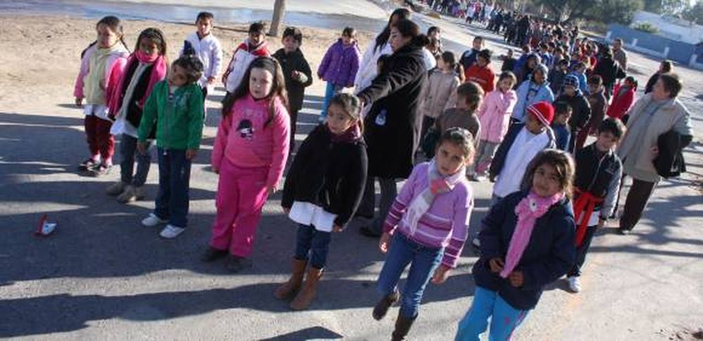 Ensayaron en la calle por el  debut en un desfile escolar